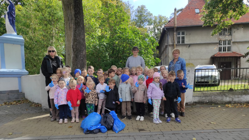 Sprzątanie Świata pod hasłem „SOS dla wody – niech będzie wolna od śmieci!”